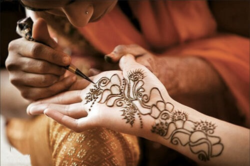 Hình xăm Henna biểu tượng cho tình yêu, người ta tin rằng nó sẽ đem lại nhiều điều may mắn