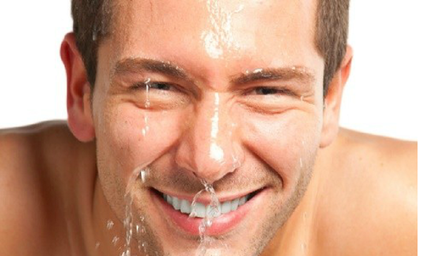 Rửa mặt sạch sẽ hai lần một ngày để da được sạch, thông thoáng giảm nguy cơ gây mụn.