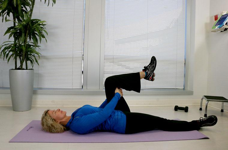 Bài tập kéo giãn cơ gân khoeo (khi nằm): Bài tập thể dục cho người đau khớp gối do viêm khớp
