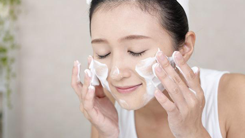 Bước 1: Double cleansing (Làm sạch kép)