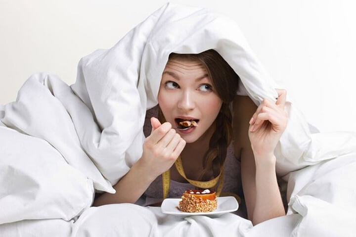 Ăn trước khi ngủ là thói quen xấu không tốt cho sức khỏe của bạn