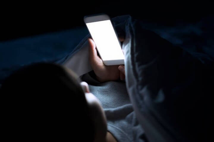 Sử dụng điện thoại trước khi ngủ gây tác động xấu đến quá trình trao đổi chất của cơ thể