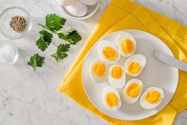 Ăn trứng gà luộc giảm cân tốt hơn ăn trứng vịt luộc