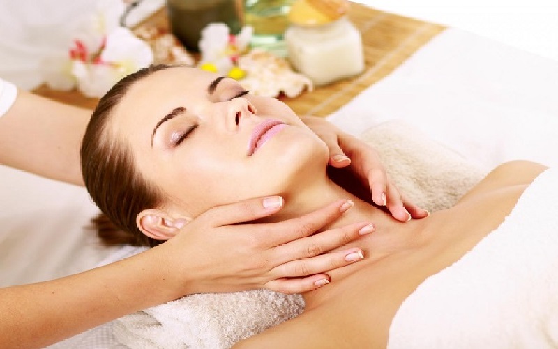 Massage vùng cổ