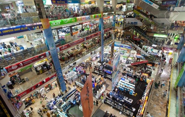 Chợ sáng Pratunam là khu mua sắm nổi tiếng ở Bangkok