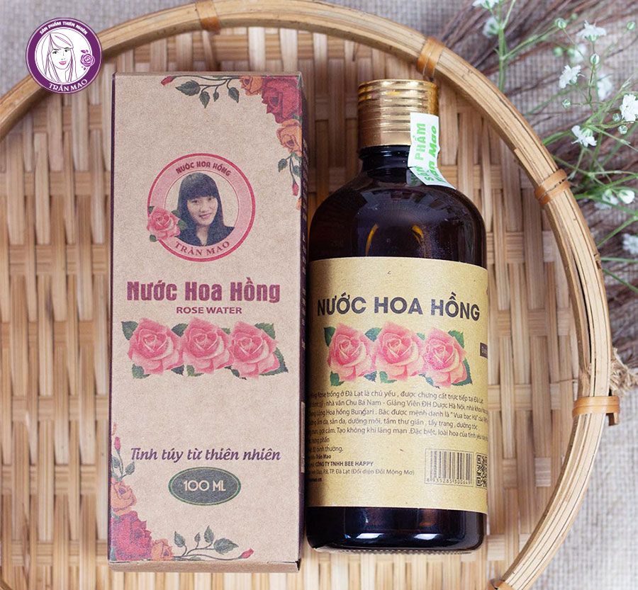 Nước hoa hồng thiên nhiên Trần Mao được đóng gói 100ml trong chai thủy tinh màu tối