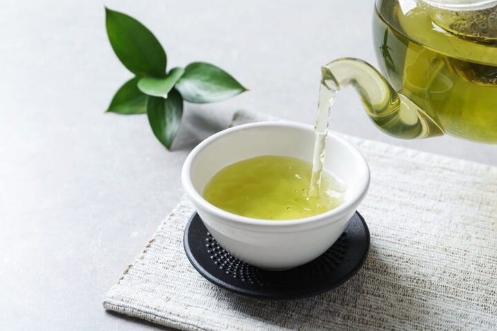 Uống trà xanh giúp tiêu hao mỡ thừa nhanh chóng.