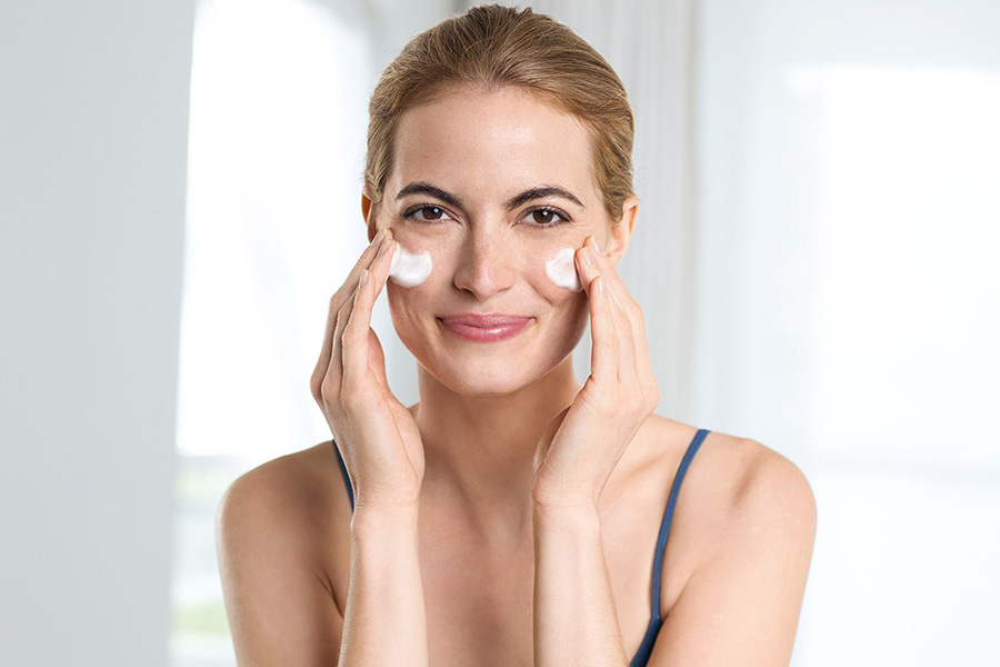 Sử dụng kem dưỡng ẩm cho da để làn da căng mịn, sáng khỏe hơn.
