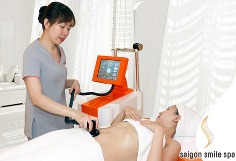 Saigon Smile Spa ứng dụng phương pháp massage các vùng mỡ xung quanh bụng