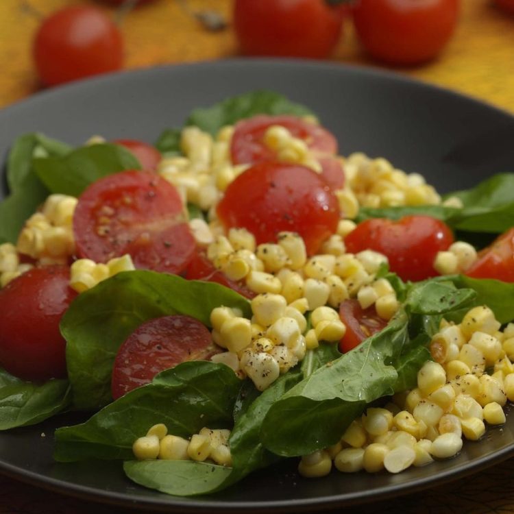 Salad ăn kiêng từ cà chua, bắp và rau cải lông