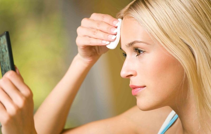 Loại bỏ son phấn, bụi bẩn trên da bằng cách tẩy trang mỗi ngày