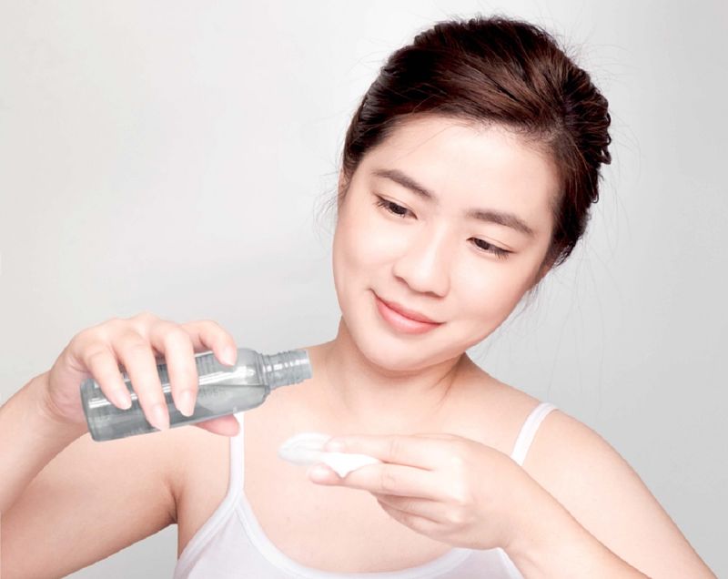 Dùng serum để làm sạch và ngừa mụn cho da