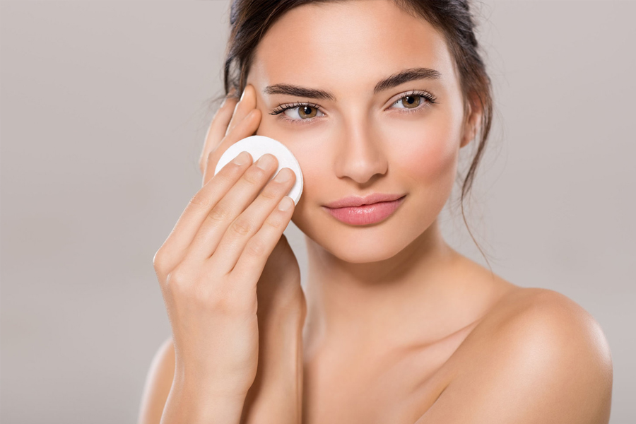 Nước hoa hồng cân bằng da sau khi được làm sạch