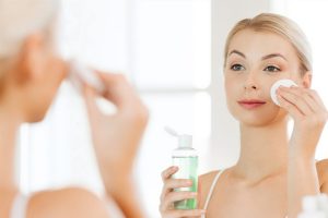 Rửa mặt quá nhiều lần trong ngày sẽ khiến da bạn mất đi độ ẩm tự nhiên và bị ảnh hưởng xấu bởi nước