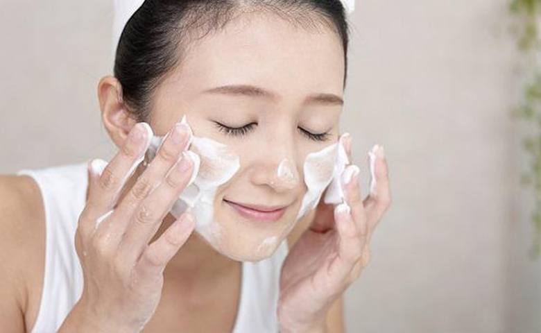 Sữa rửa mặt - Top 5 sản phẩm nhất định phải có khi skincare | Dr Hiếu.