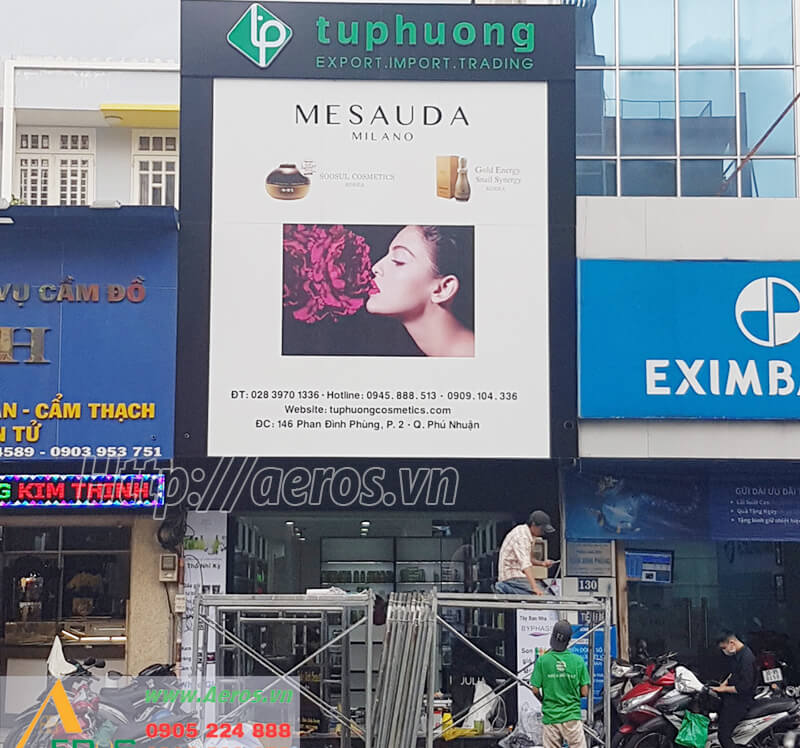 Hình ảnh thi công bảng hiệu shop mỹ phẩm Tứ Phương tại quận Phú Nhuận, TPHCM