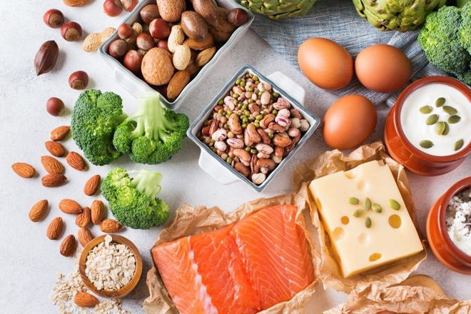 thức ăn chứa protein và chất béo