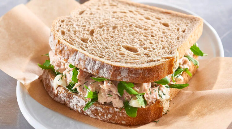 cá ngừ ăn cùng bánh mì