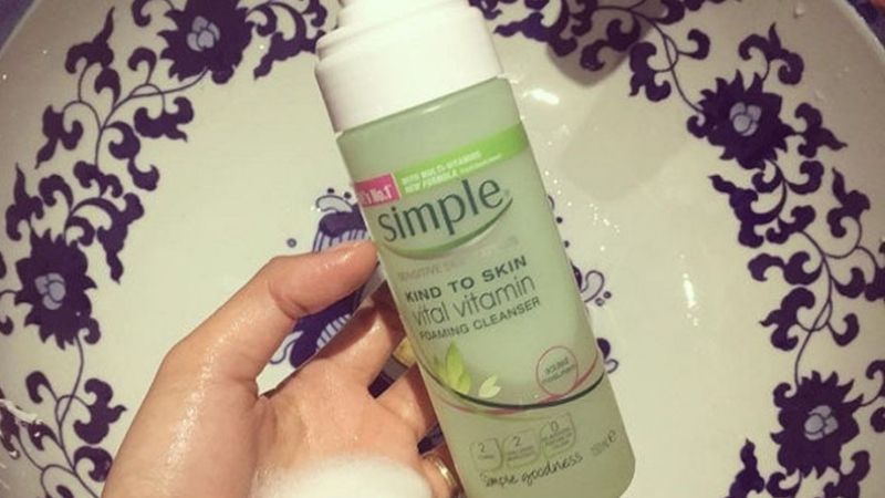 Sữa rửa mặt Simple Kind To Skin Vital Vitamin Foaming Cleanser