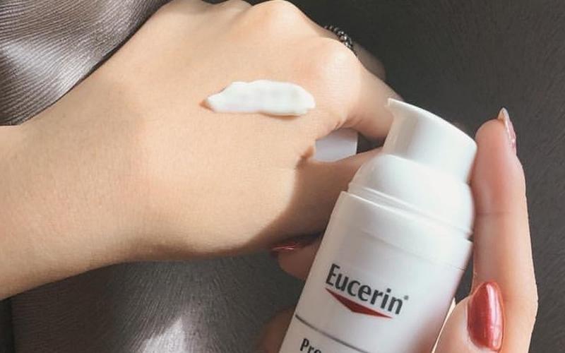 Kết cấu của Eucerin Pro ACNE Solution Day Mat Whitening SPF30