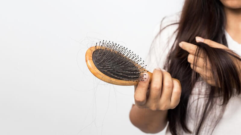 Gãy rụng tóc là một tác dụng phụ do sử dụng Triethanolamine quá liều trong thời gian dài