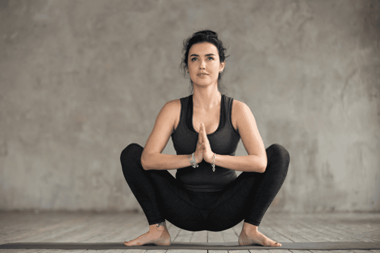tư thế ngồi xổm là bài tập yoga tốt cho tử cung