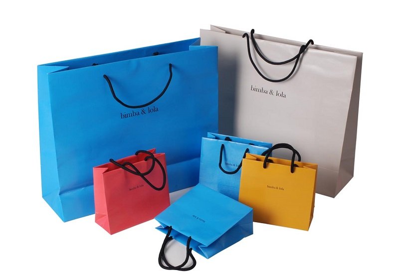 Túi giấy đựng mỹ phẩm với đa dạng kích thước và màu sắc khác nhau