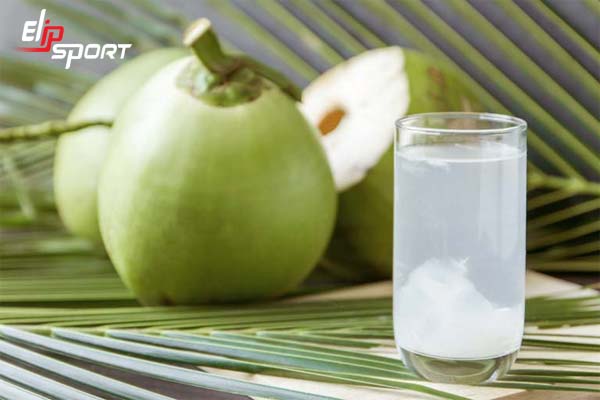 Uống nước dừa có giảm cân không? Ai cũng biết nước dừa là một món giải khát quen thuộc. Nên uống nước dừa như thế nào để vừa giảm cân vừa tốt cho sức khỏe?