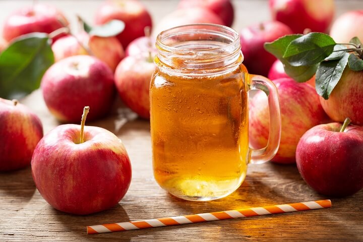Mỗi ngày nên uống ít nhất 2 ly nước ép táo để giảm mỡ bụng