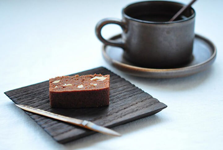 Cà phê và sô cô la đen là một lựa chọn cho việc uống nước gì buổi sáng để giảm cân