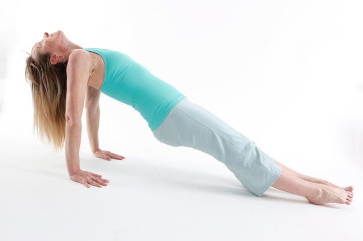 Tư thế Upward Plank Pose là một bài tập Yoga giảm mỡ bụng dành cho người mới hiệu quả.