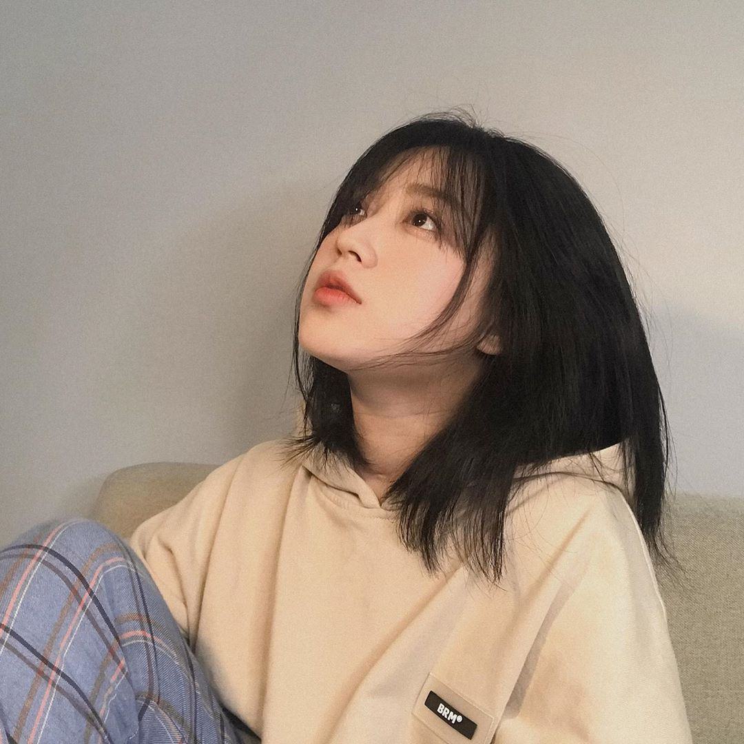 ッ on Instagram: “Tóc mình là tóc cắt kiểu layer nhé, không uốn, không duỗi, nhuộm đen, gội bình thường, sấy cũng bình thường, không dưỡ… | Tóc, Kiểu tóc nữ, Tóc