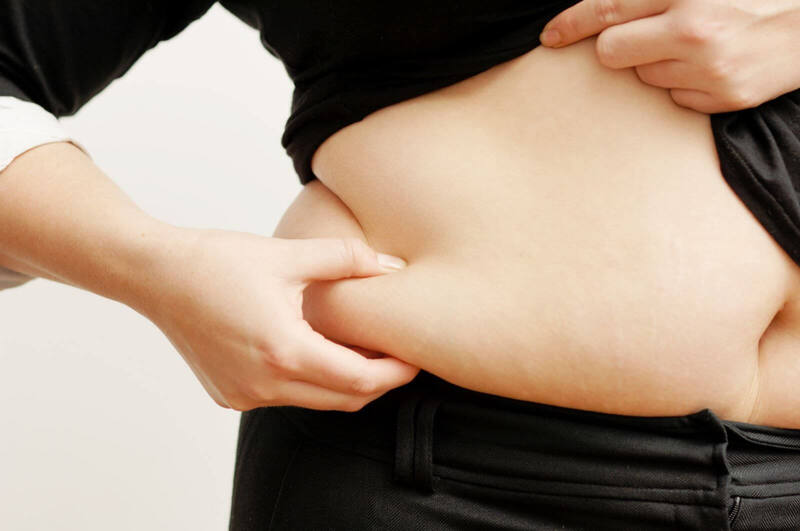 Mỡ thừa ở bụng là vấn đề nhiều người gặp phải