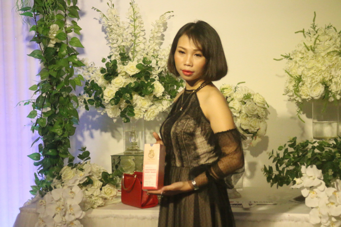 Khách hàng chụp ảnh cùng sản phẩm mới ra mắt của Thiên Hương Beauty.