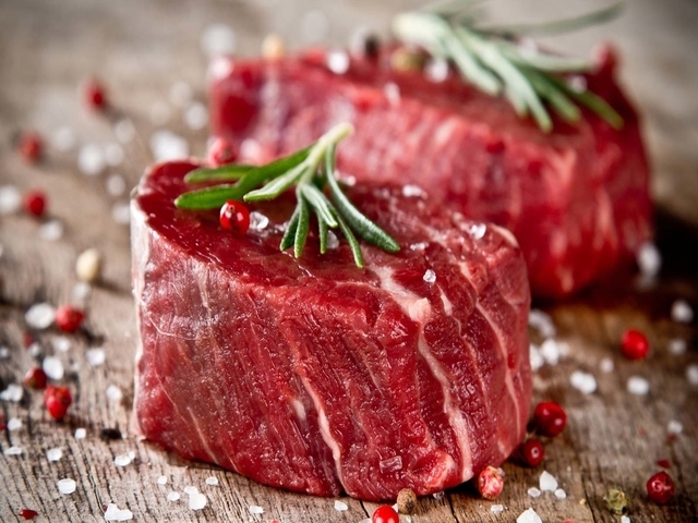 Hạn chế thịt đỏ khi thực hiện chế độ ăn cho người mỡ máu