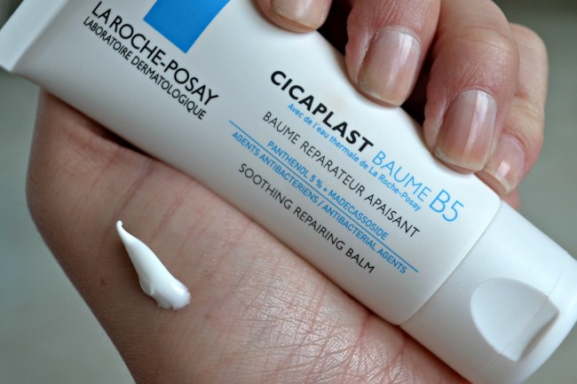 Sử dụng Kem dưỡng ẩm La Roche Posay Cicaplast B5 để mang lại độ ẩm cho da khi trị mụn