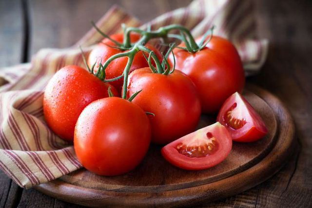 cà chua có chứa chất chống oxy hóa mạnh giúp trẻ hóa da