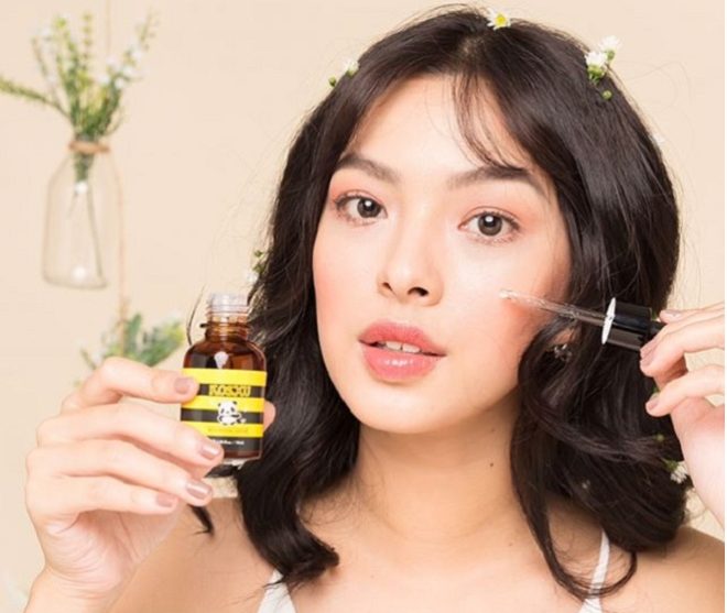 cô gái đang chụp ảnh quảng cáo cho mỹ phẩm