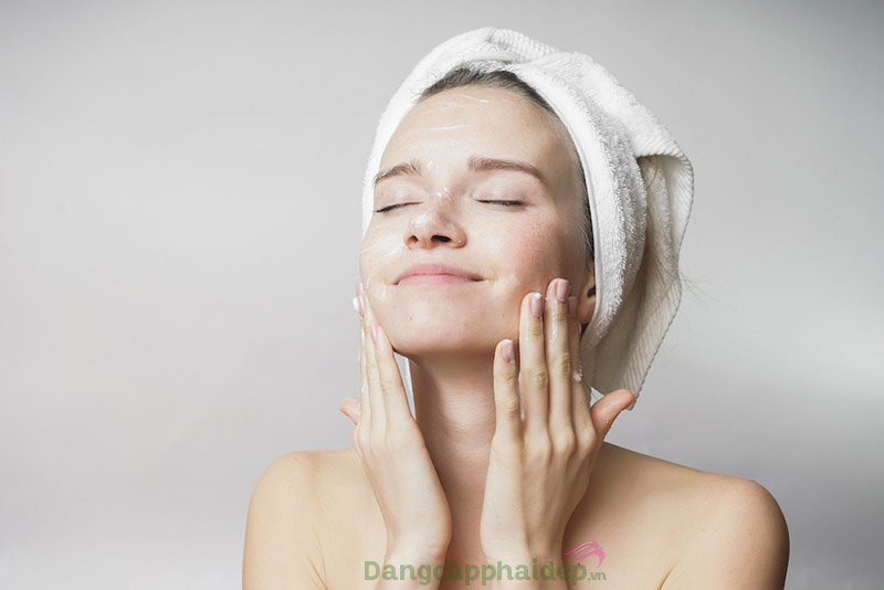 Tẩy trang làm sạch da hiệu quả với dầu cám gạo