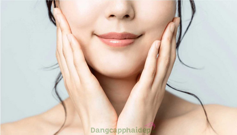 Dưỡng môi mềm mại là một trong những công dụng của dầu cám gạo