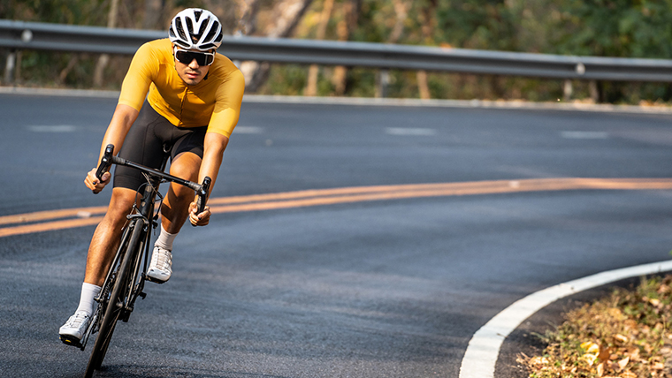 Đạp xe ở địa hình dốc khiến bạn dùng nhiều sức hơn, từ đó cơ đùi phát triển nhiều hơn