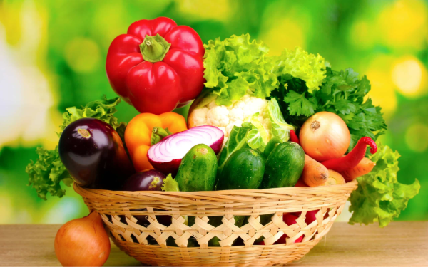Các chị em nên ưu tiên ăn các loại rau xanh vì chúng là thực phẩm dễ tiêu hóa và giàu chất xơ.