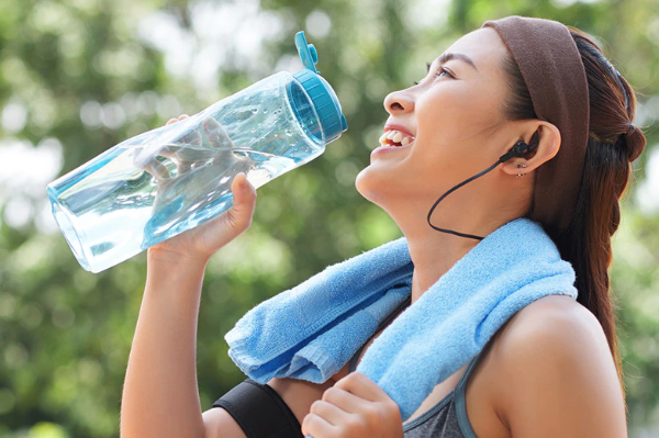 Uống một ly nước trước khi đi bộ sẽ giúp cơ thể tránh rơi vào tình trạng mất nước nghiêm trọng.