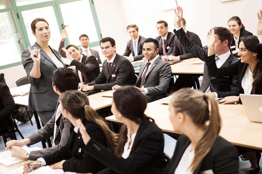 Thành thạo ngoại ngữ giúp bạn có thể giao tiếp với người bản địa khi đi du học