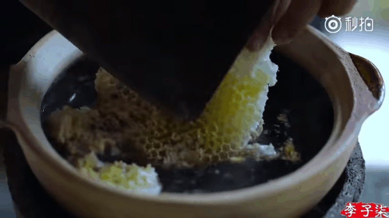 Đun chảy mật ong.