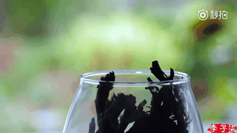 Cho dầu oliu vào hỗn hợp nguyên liệu.