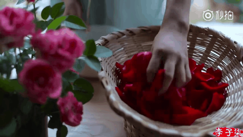 Không thể thiếu cánh hoa hồng.