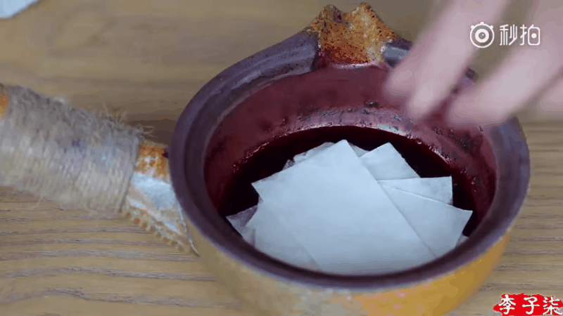 Ngâm hỗn hợp vào nước cốt hoa hồng.