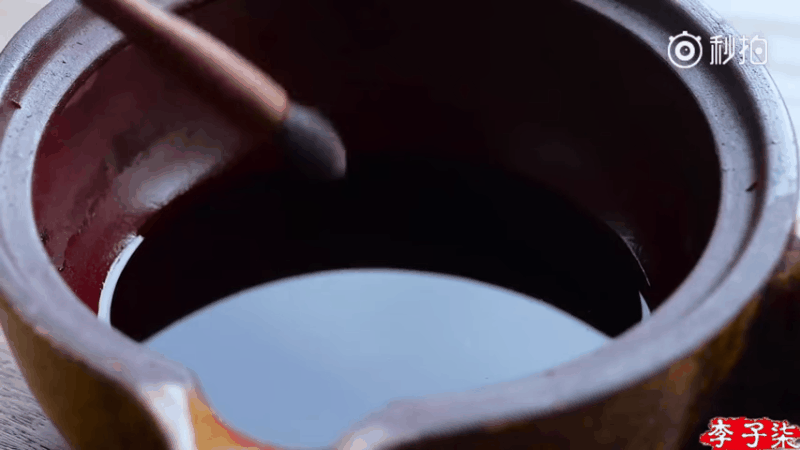 Tiếp tục quét thêm 4-5 lớp nước hoa hồng lên giấy.