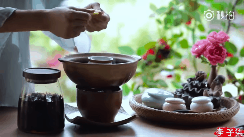 Đun cách thủy hỗn hộp sáp ong và tinh chất hoa.